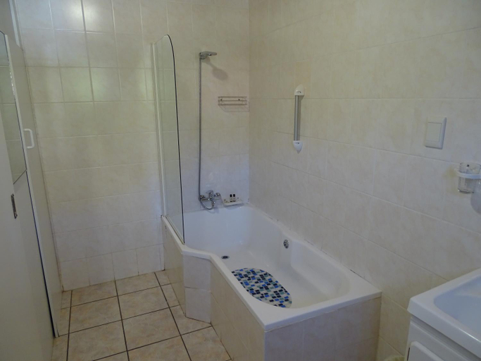 Bathroom 2, Big Skies Guesthouse, City of Cape Town