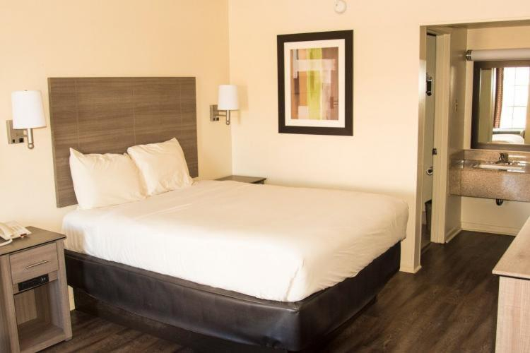 Bedroom 3, Exacta Inn, Webster