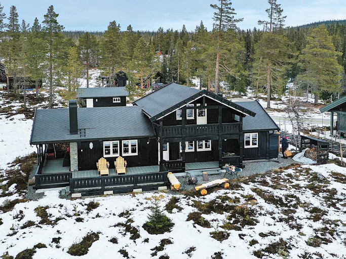 Exterior & Views