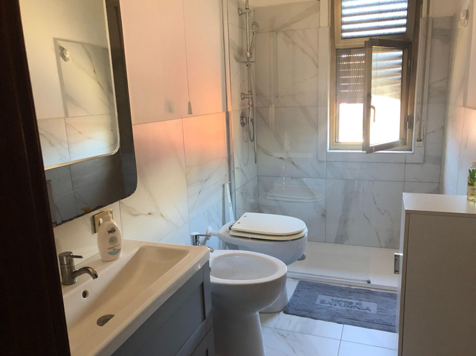 Bathroom, Sun Kissed Holiday Home in Agnone near Beach, Syracuse