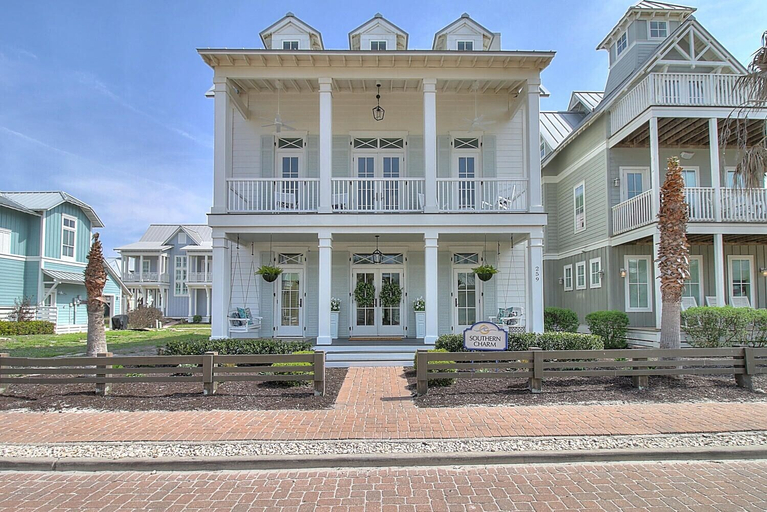 Exterior & Views