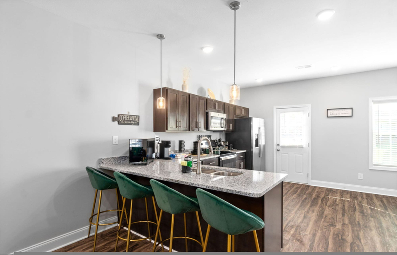 Room 3, Modern Comforts in Clarksville, Montgomery
