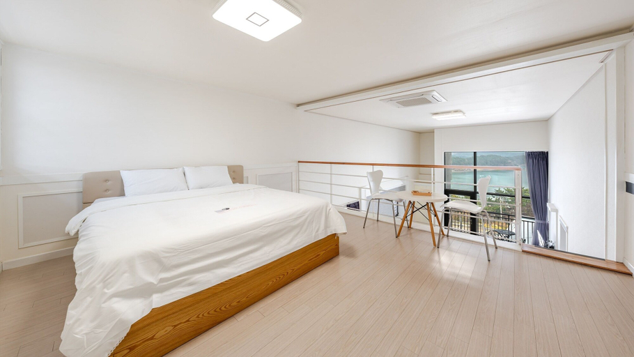 Bedroom 3, Yeosu Wellstay Pool Villa, Yeosu