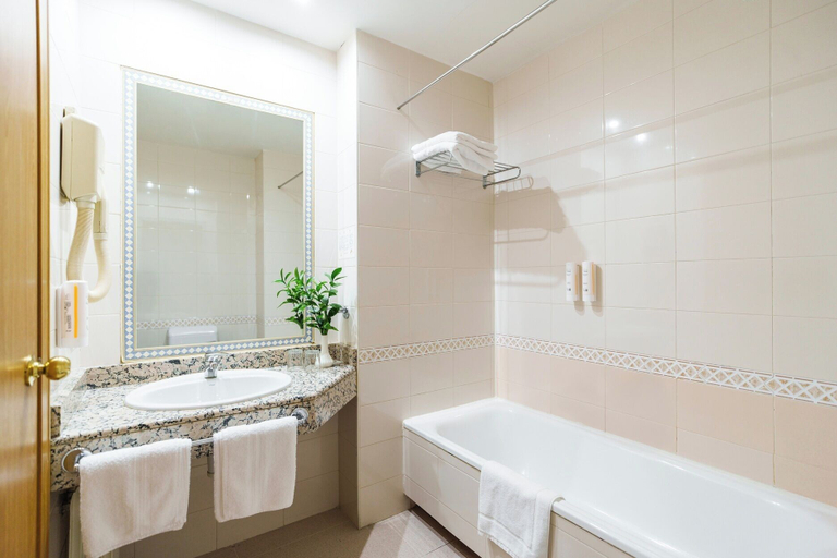 Bathroom 4, Hotel Rey Arturo Burgos, Burgos