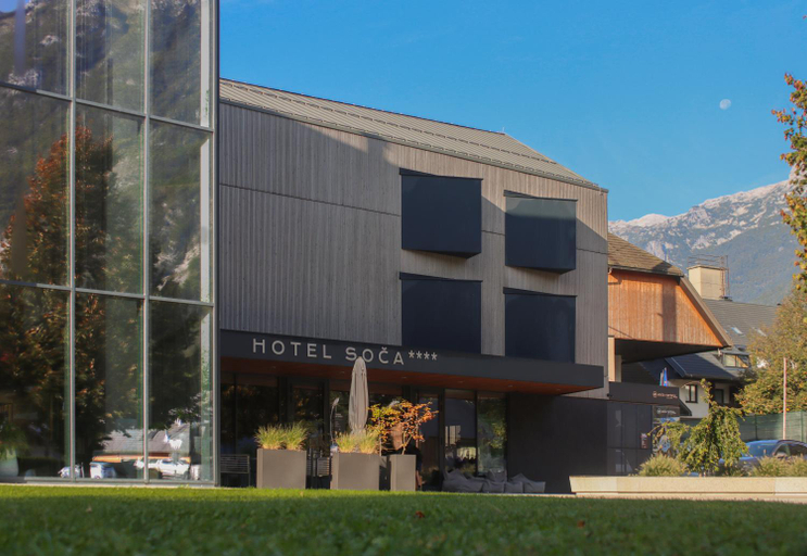 Exterior & Views