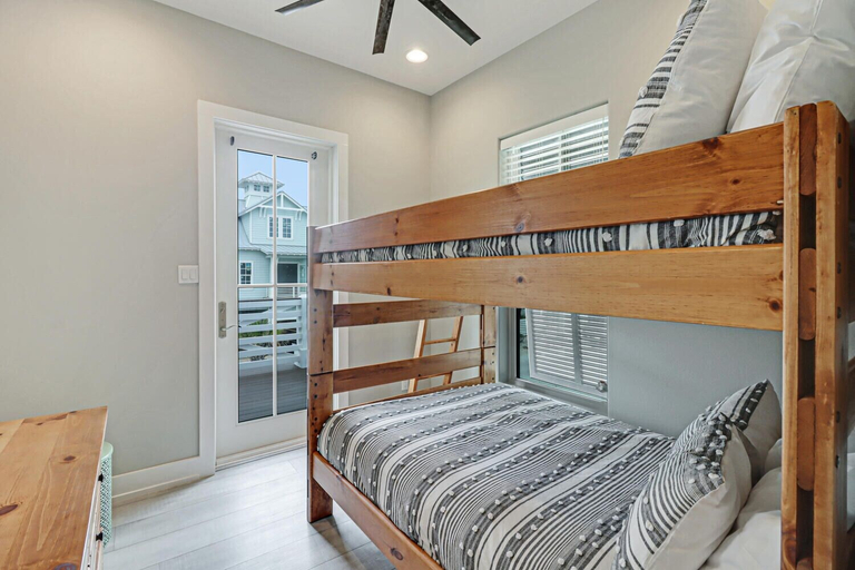 Bedroom 3, No Shower Happy Hour 215 LAU, Nueces
