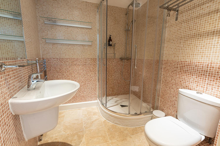 Bathroom 2, Lovely 2bed house in Wandsworth w/ backyard patio, London