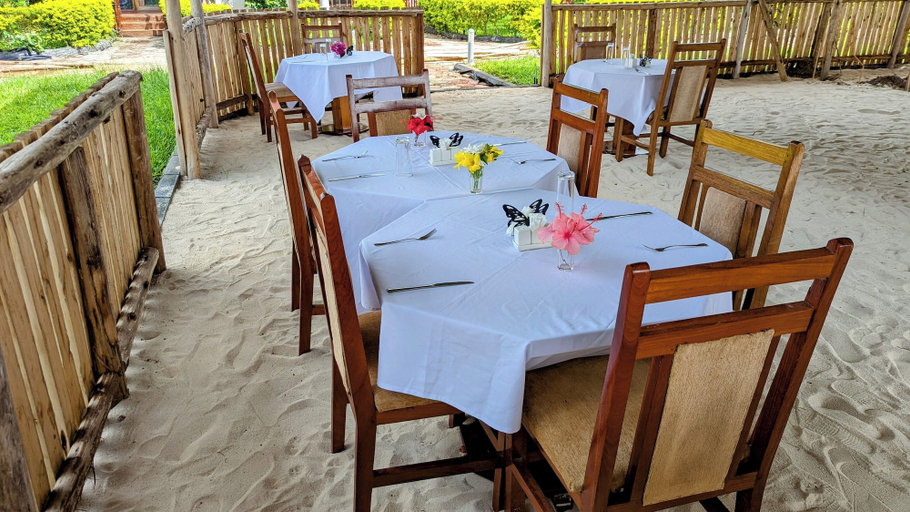 Food & Drinks 2, Crown View Hotel, Kaskazini 'A'