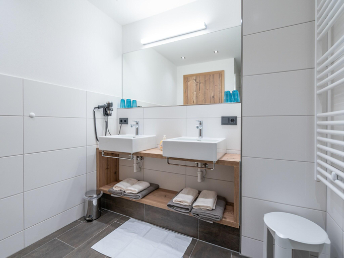 Bathroom 3, Chalet in Saalbach near Ski Lift, Zell am See