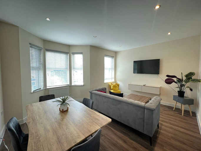 Others 3, Vibrant and Cosy London Apartment, London