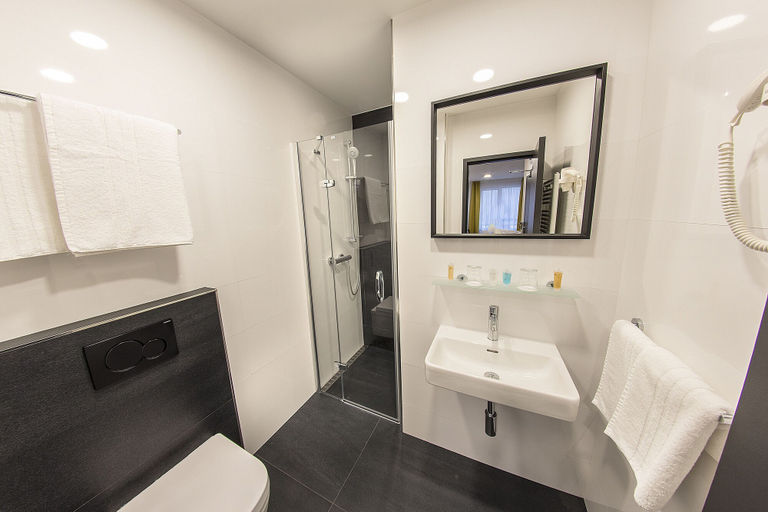 Bathroom 4, Hotel Valcha, Praha 6