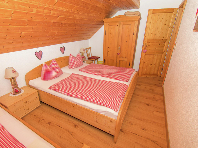 Bedroom 2, Erholsames Ferienhaus in Feldwies, Traunstein