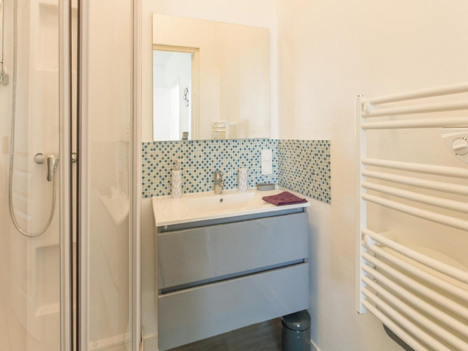 Bathroom, Isigny-sur-Mer Apartments, Calvados