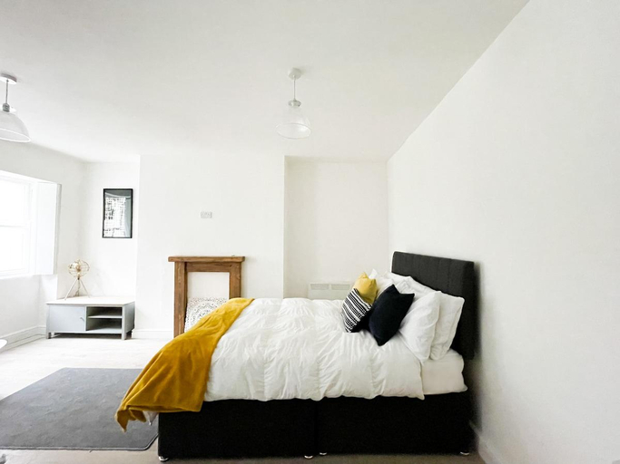 Bedroom 2, Suitely - Pittville Studios, Gloucestershire