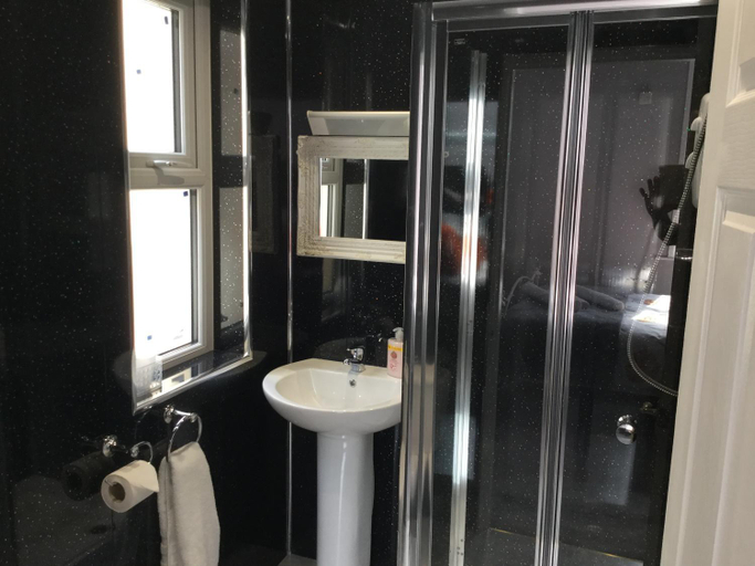 Bathroom 4, The Benson, Blackpool
