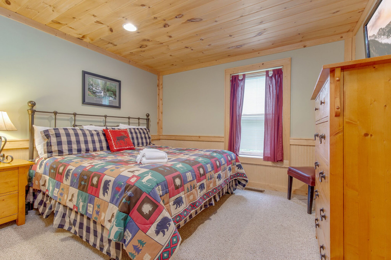 Bedroom 2, Gentle Bens Den by Jackson Mountain Homes, Sevier