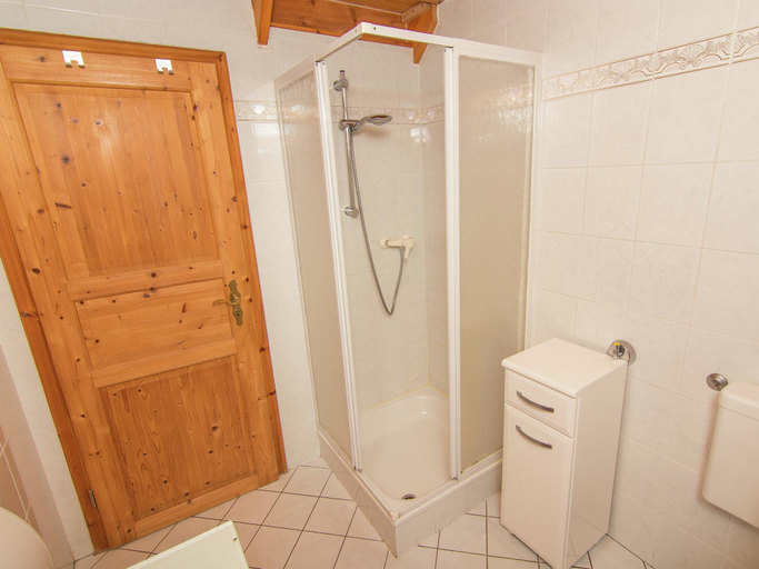Bathroom 3, Erholsames Ferienhaus in Feldwies, Traunstein