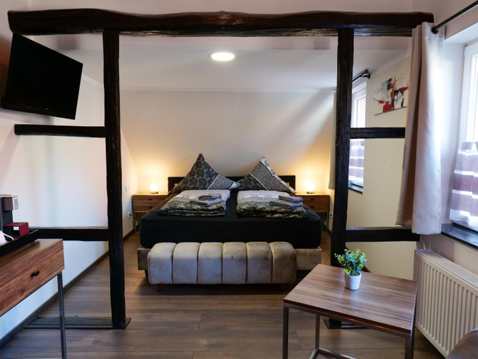 Others 4, Haus Boutique, Lippe