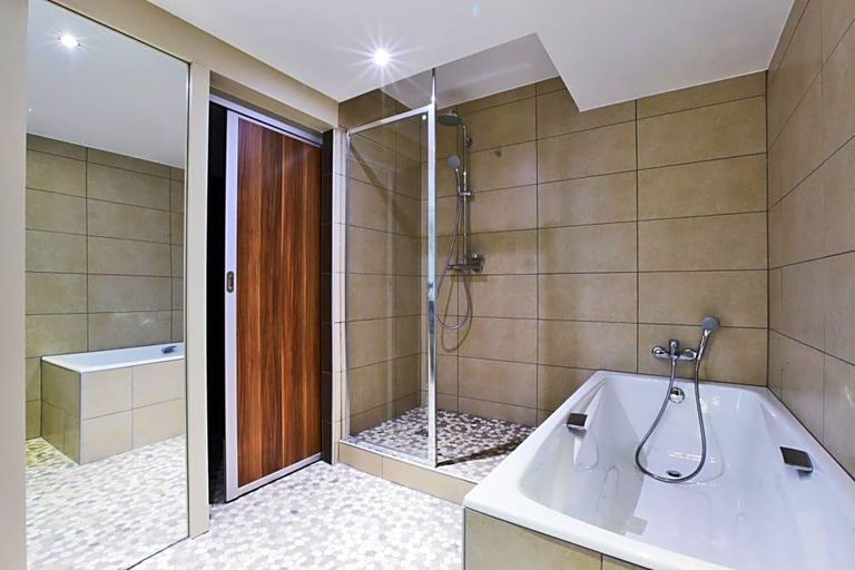 Bathroom 5, KYRIAD PRESTIGE MULHOUSE - Basel, Haut-Rhin