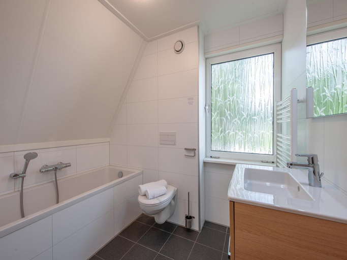 Bathroom 3, Holiday Home near De Biesbosch National Park, Oosterhout