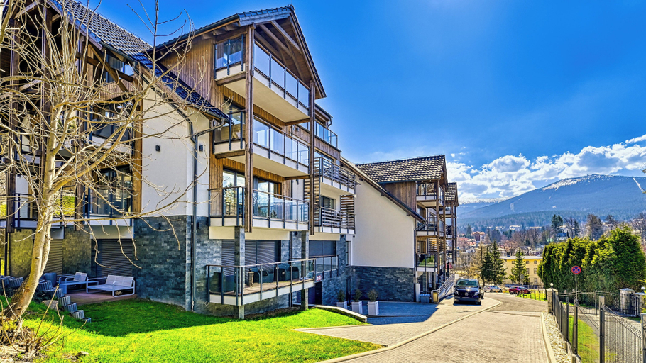 Exterior & Views