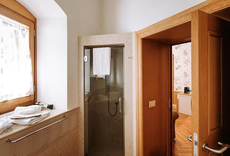 Bathroom 3, Santa Rosa Relais, Bari