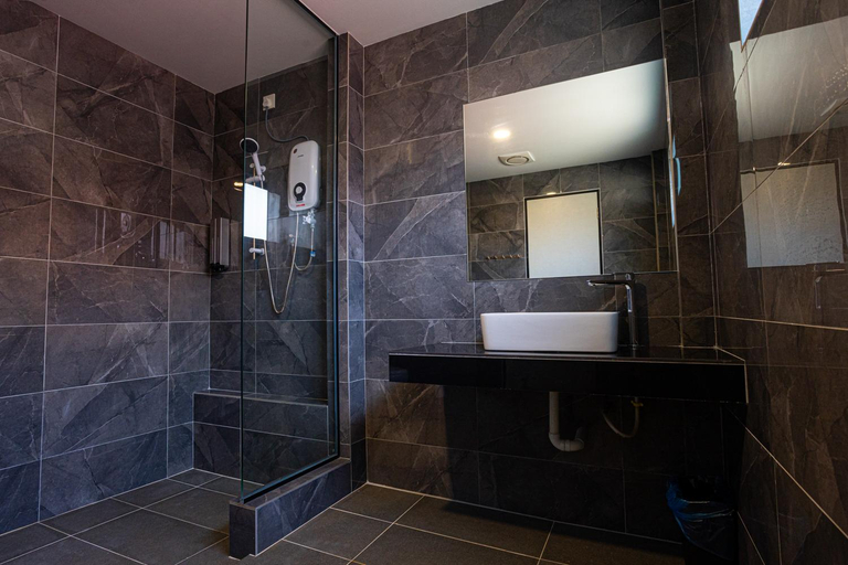 Bathroom 4, De Quinton Hotel , Kinta