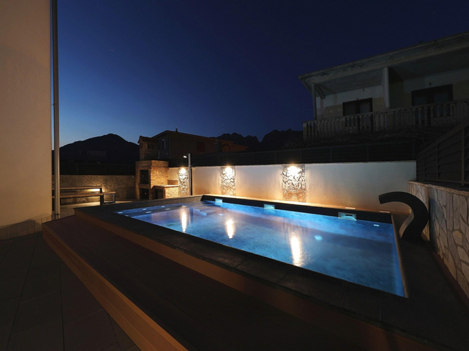 Sport & Beauty, Villa with Heated Pool, Starigrad