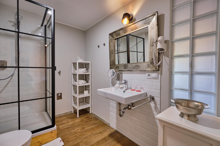 Bathroom 5, Boutique-hotel am Ledererturm, Kelheim