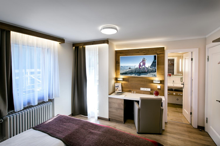 Bedroom 3, Hotel Butterfly, Visp