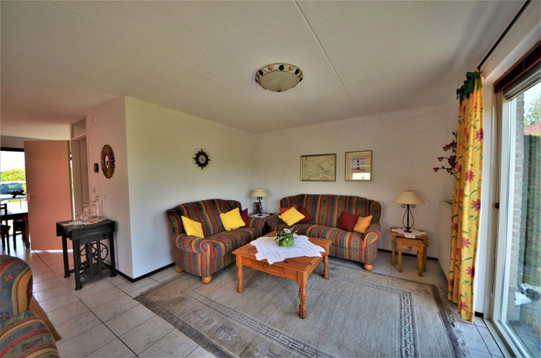 Living area 2, Lively Bungalow on the Water, Sluis