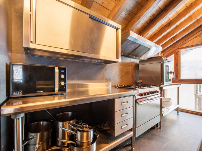 Others 5, Alpine Chalet with Spa and pets, Savoie