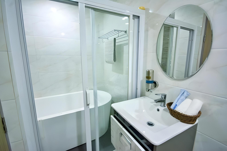 Bathroom 3, Emerald Island Hotel, Malay