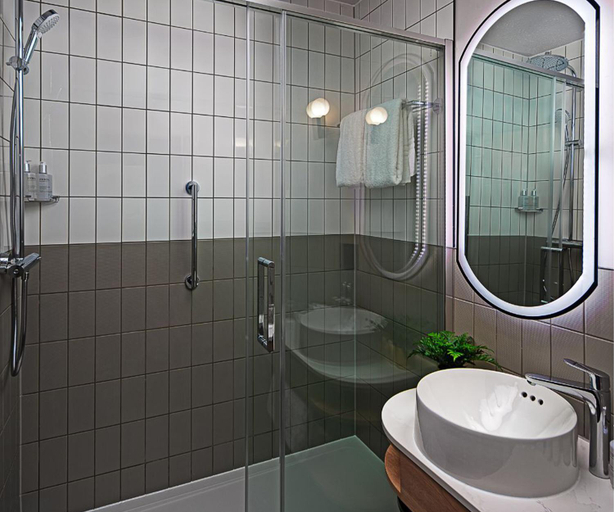 Bathroom 5, Leonardo Hotel Dublin Parnell Street, Dublin
