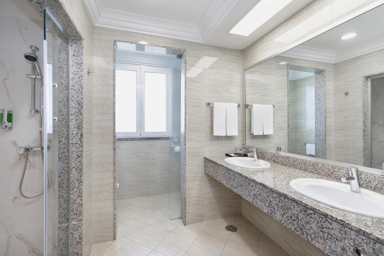Bathroom 5, Hotel Riu Madeira - All Inclusive, Santa Cruz