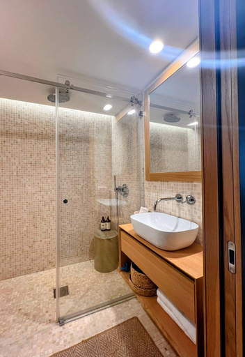 Bathroom 3, Rothschild 69