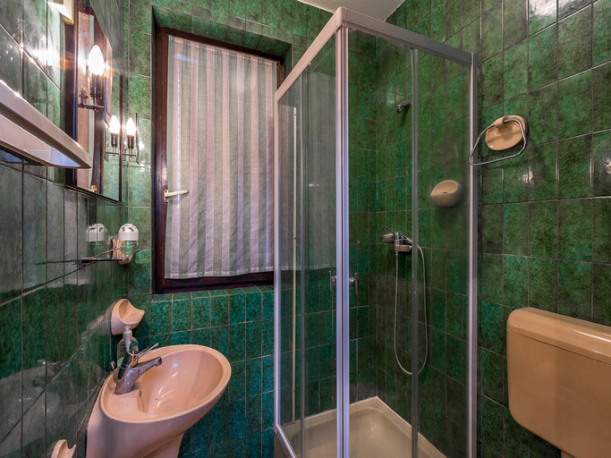 Bathroom 4, Holiday Home in Pula near Beach Pool, Pula