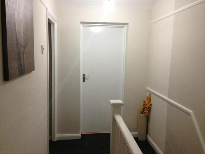 Others 5, Double with shared bathroom sleeps 1-2 located 5 minutes from Heathrow dsbyr, London