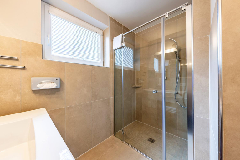 Bathroom 2, der Sonnberg Alpinlodges - Apartments mit Seeblick, privater Sauna und Self Check-In, Zell am See