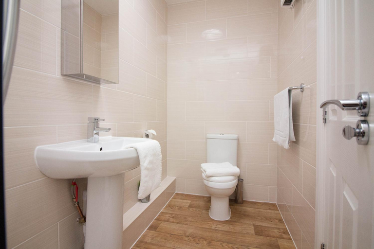 Bathroom, Castle Point Apartments, Southampton