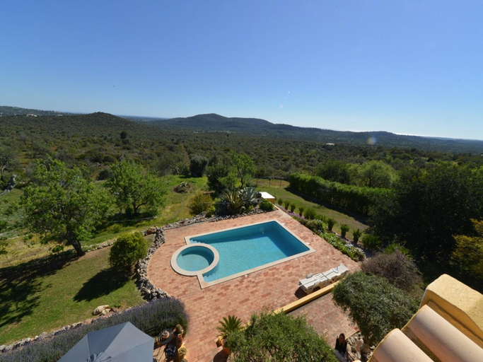 Sport & Beauty 2, Elegant Loule Mansion with Pool, Loulé