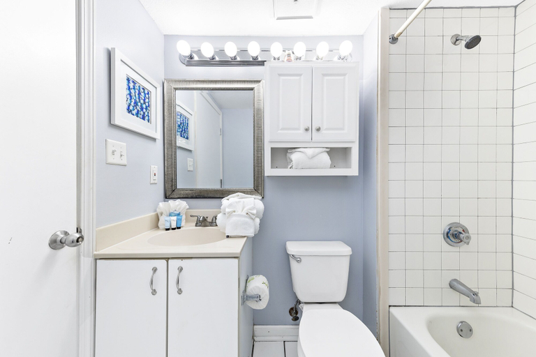 Bathroom, Harbour Place 206, Baldwin
