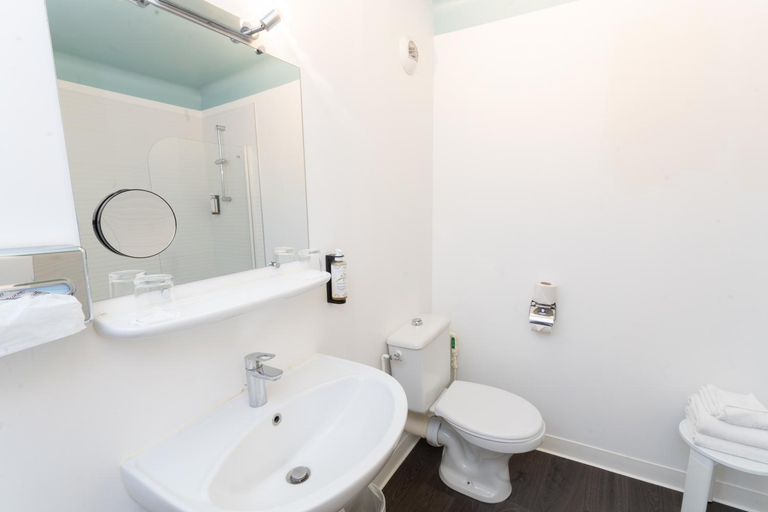 Bathroom 5, Grand Hotel Niort Centre, Deux-Sèvres