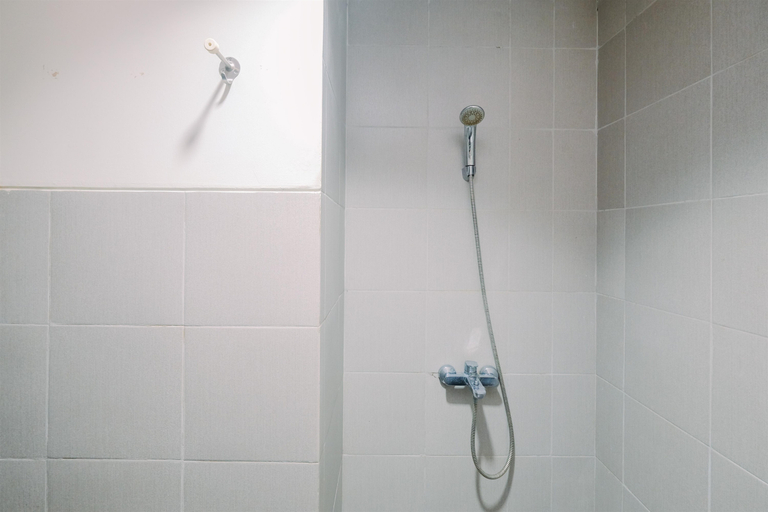 Bathroom 5, Minimalist Designed and Nice Studio at Bintaro Icon Apartment By Travelio, Tangerang Selatan
