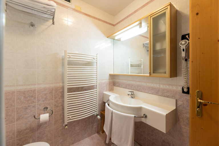 Bathroom 4, Sport Hotel Cristal, Belluno