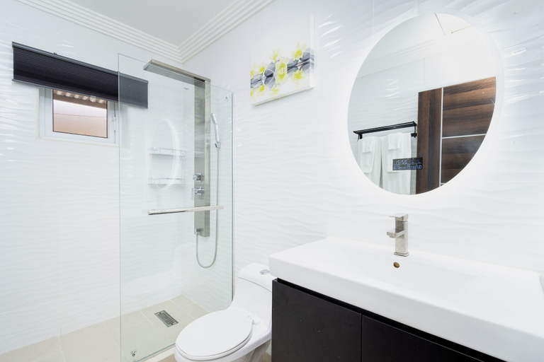 Bathroom 4, Solito 52