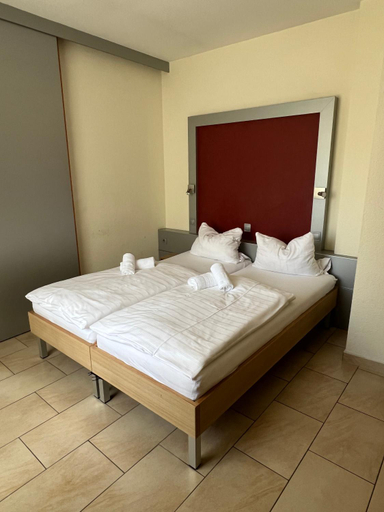 Bedroom 2, Hotel Pfalzer Hof, Kaiserslautern