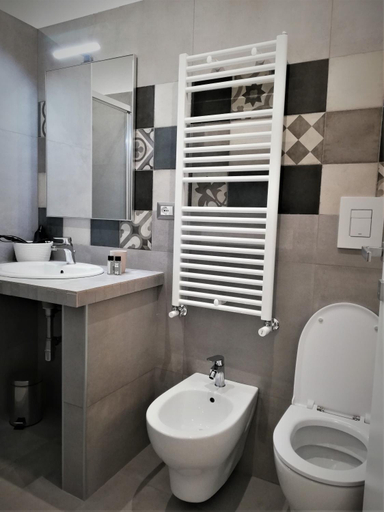 Bathroom 3, Capitelli, Napoli