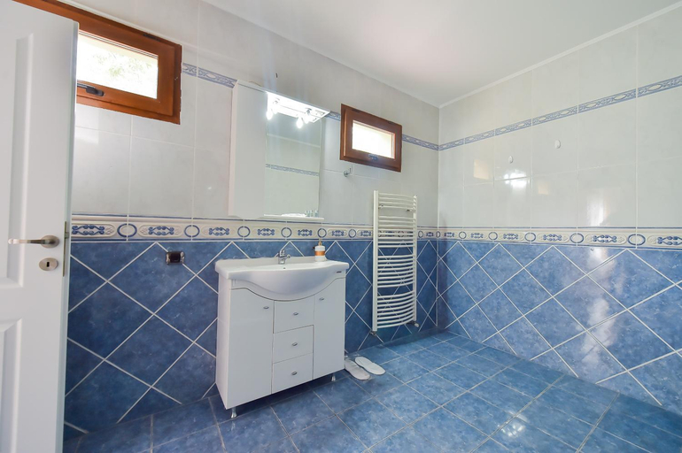 Bathroom 4, La Conac, Tuzla