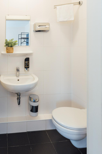 Bathroom 5, Myky Hotel Pinneberg, Pinneberg